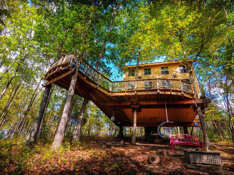 The off-the-grid treehouse in Germantown, KY