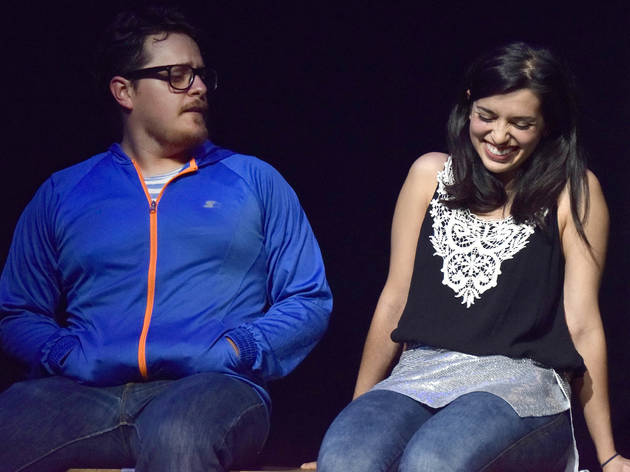 Sucia y muy chingona historia de amor Actor y actriz sentados en el escenario de un teatro