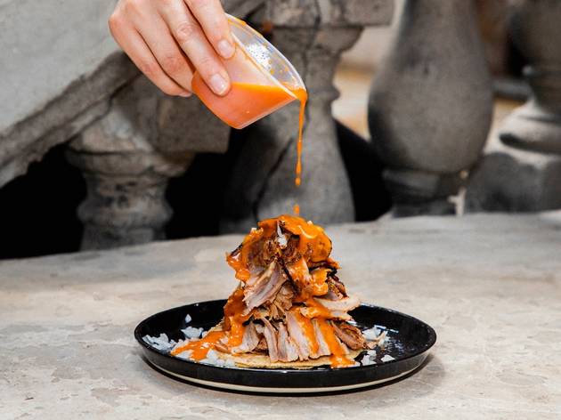Montaña de pastor de El Huequito Montaña de carne al pastor servida en un plato