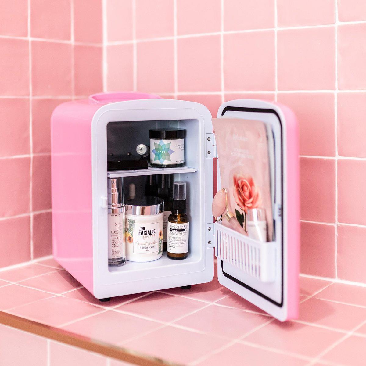 6 Productos que Van Dentro del Mini Refrigerador Skincare