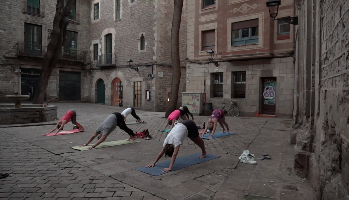Sesión de yoga en la plaza Sant Felip Neri