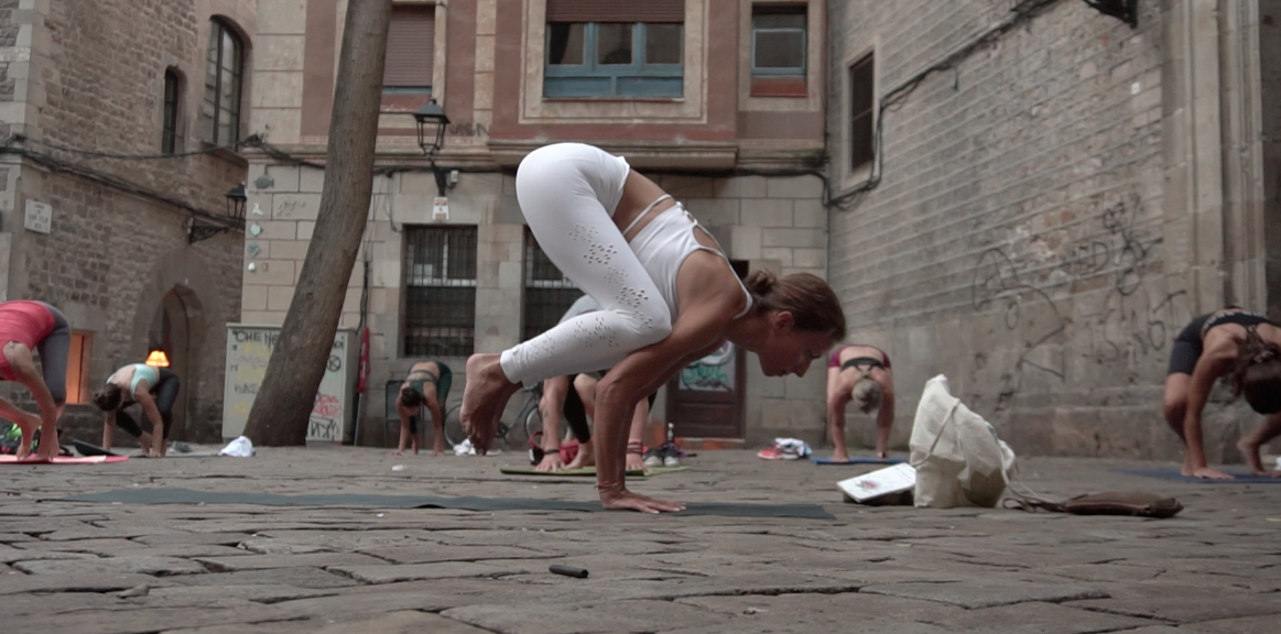Sesiones de yoga en la plaza Sant Feli Neri