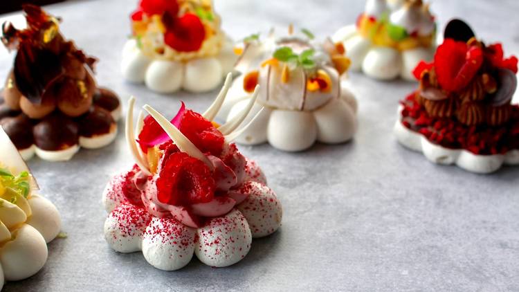 Mini pavlovas by La Pav