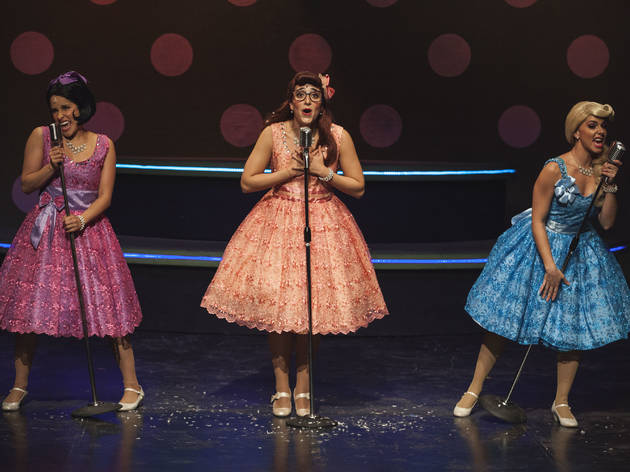 Bule bule talent show Tres actrices en el escenario con vestidos de los 50