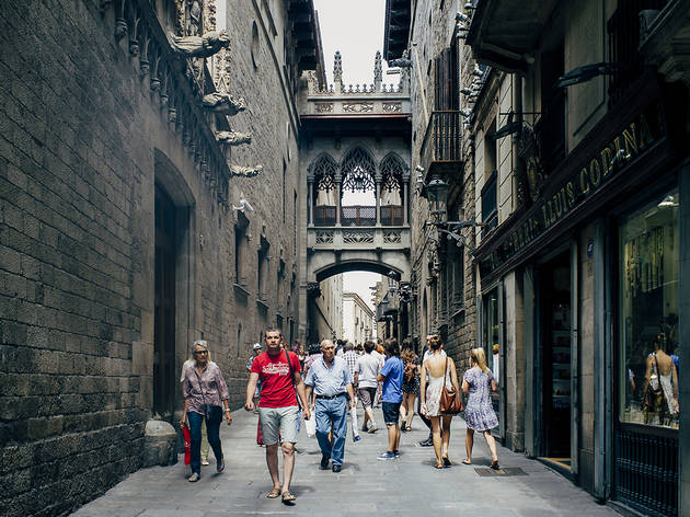 Gent passejant pel centre de Barcelona Gent passejant pel centre de Barcelona