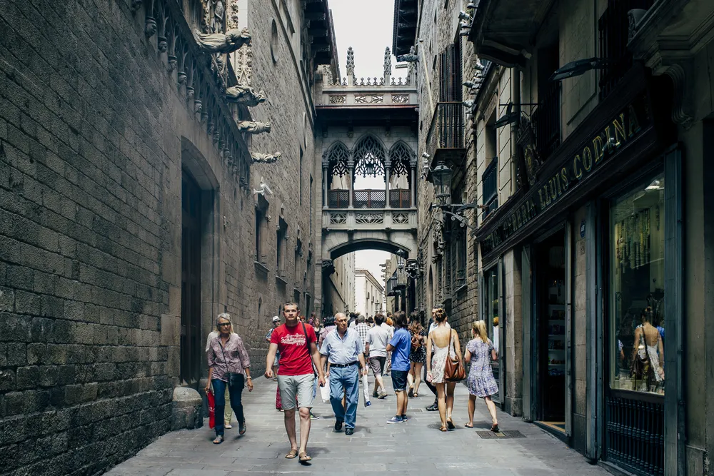 Gent passejant pel centre de Barcelona