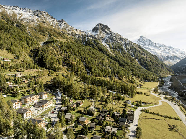 Reka-Feriendorf Zinal, Valais hotels A hotel surrounded by Swiss mountains.