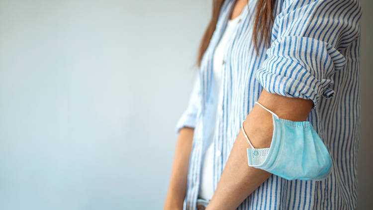 El error de guardarse la mascarilla en el brazo