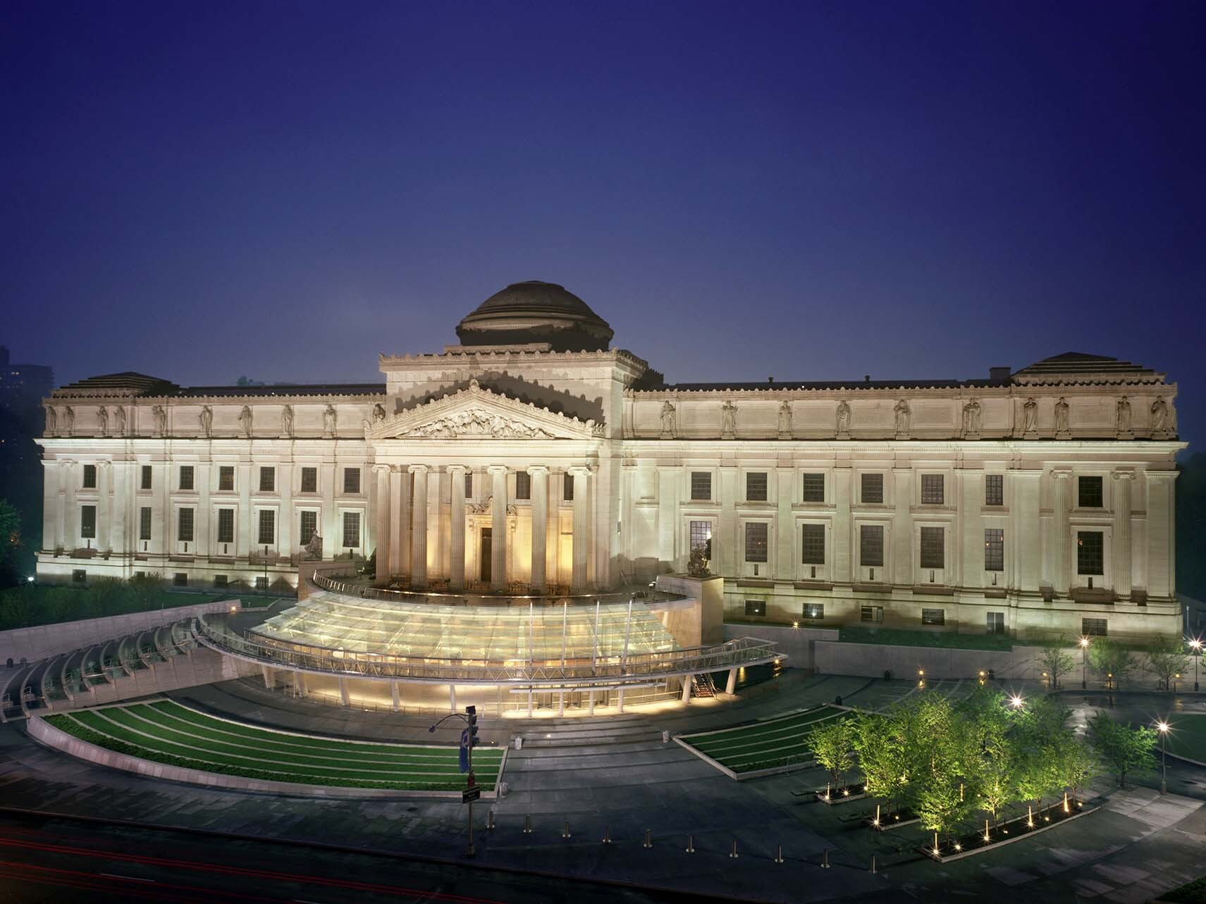 NYC: Brooklyn Museum, The Brooklyn Museum, sitting at the b…