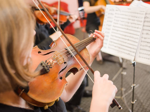 girl playing violin