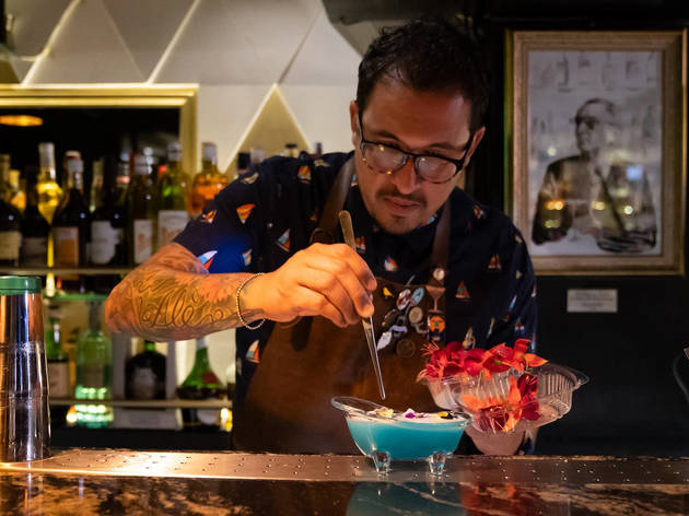 yellow bird bar sandoval preparando cocteles