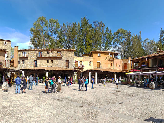 Valquirico Explanada principal de Valquirico con personas caminando