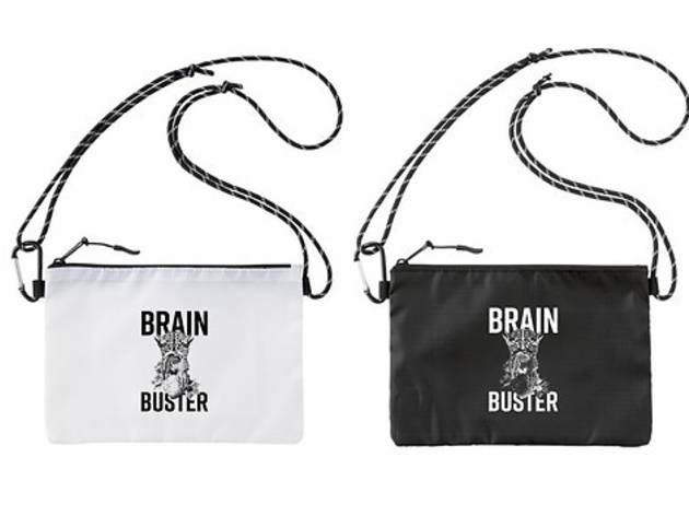 『Brainbuster』で販売されたサコッシュ。FLYING LOTUSや長谷川白紙のMV制作などに携わるユニット「sankaku」がデザイン