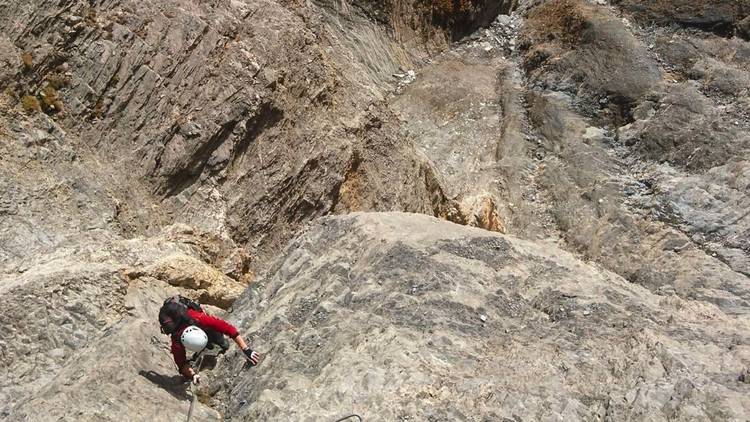 Fixed rope routes climbing