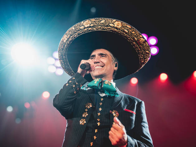 Alejandro Fernández Alejandro Fernández presenta su show digital América a una sola voz