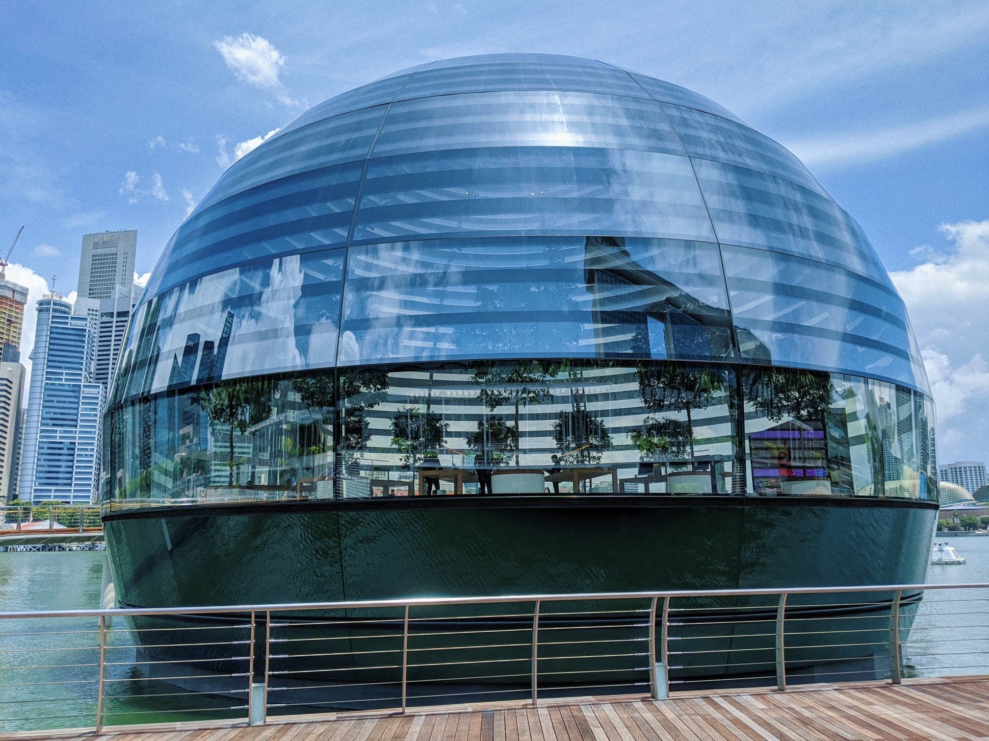 Marina Bay Sands Apple Store To Open Soon, Looks Like Spaceship Floating On  Water