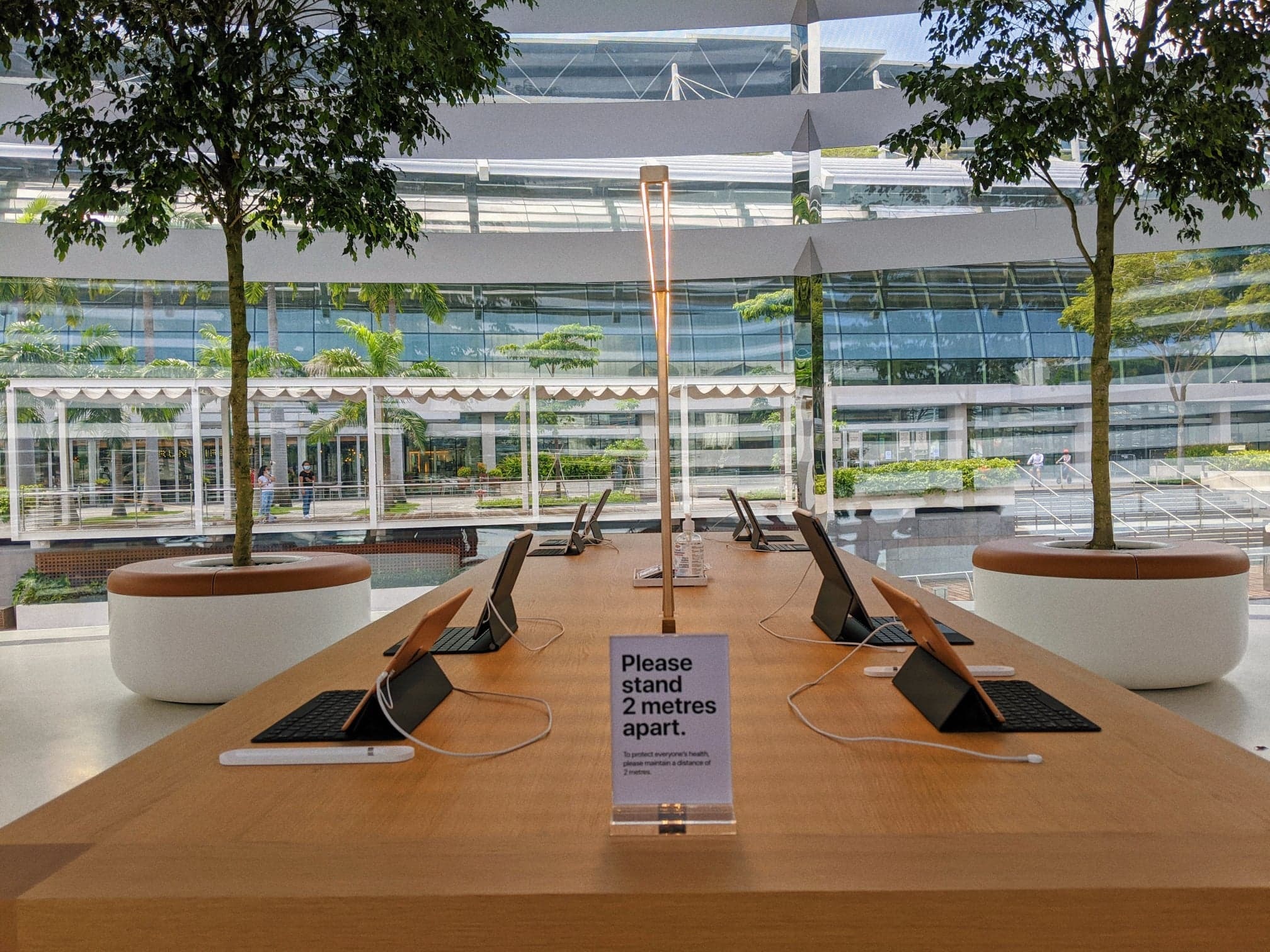 Marina Bay Sands Apple Store To Open Soon, Looks Like Spaceship Floating On  Water