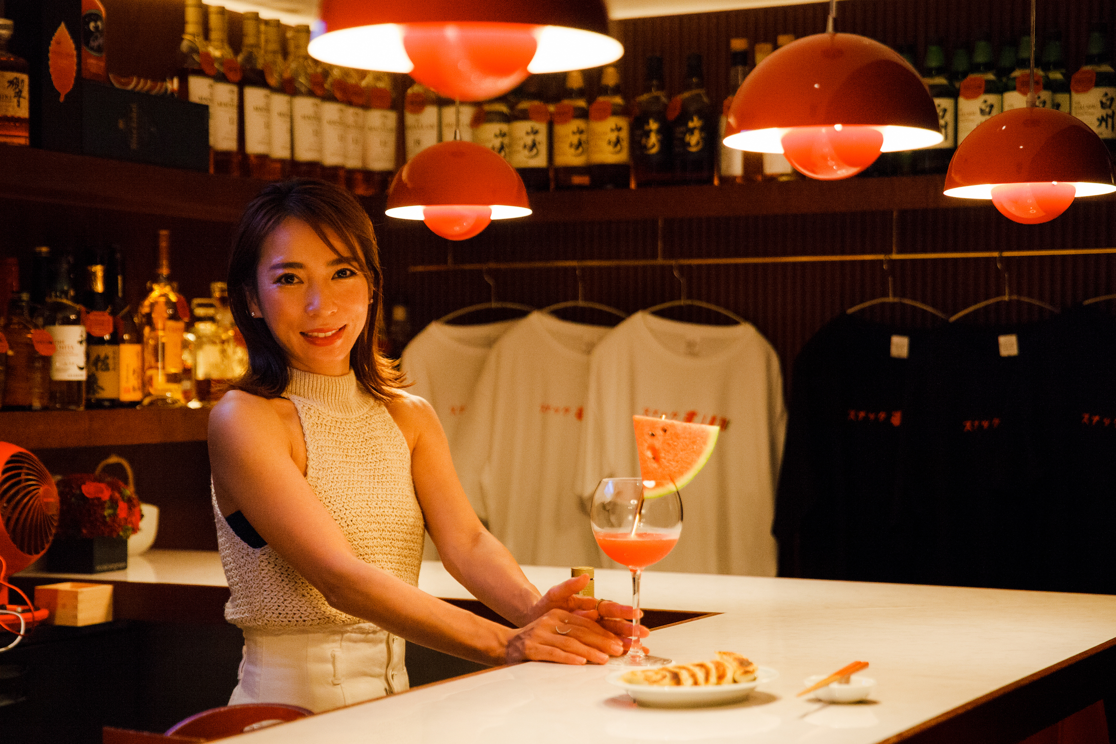 ママを務める白井絵美。カウンター越しの会話にも花が咲きそうだ