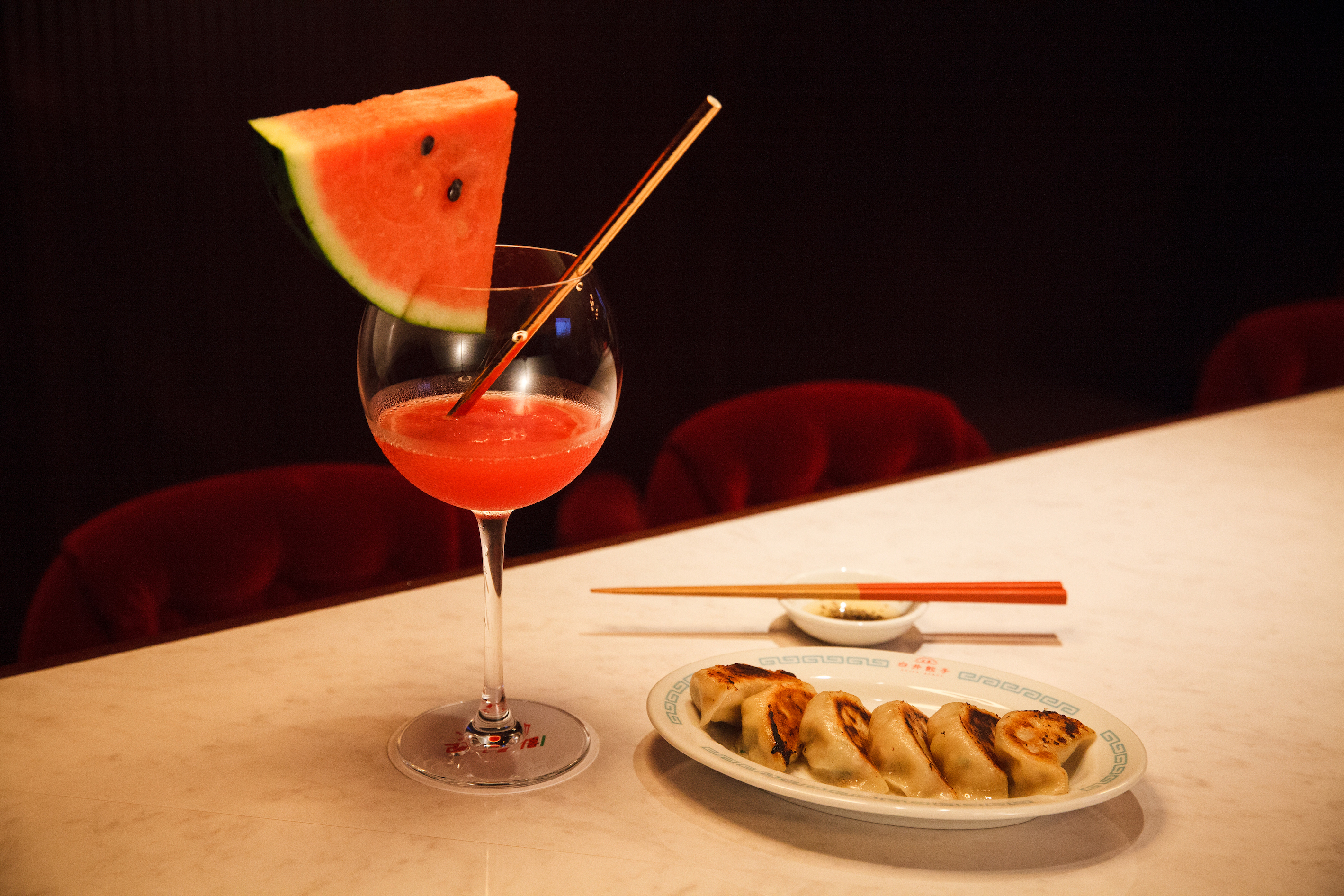 飲んだ後にも食べたくなってしまうメニュー。特製カクテルの果物は季節によって変更