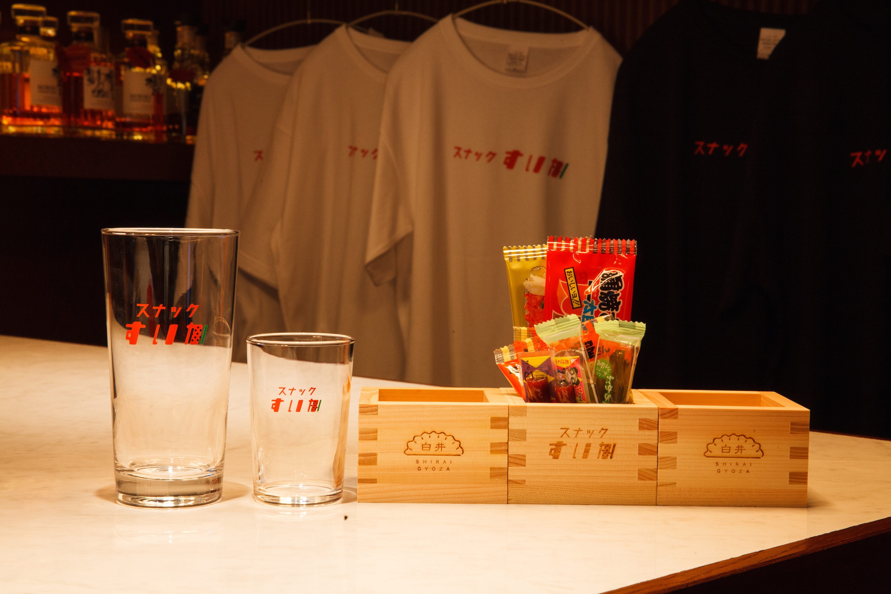 ロゴが入ったTシャツは店内で販売中
