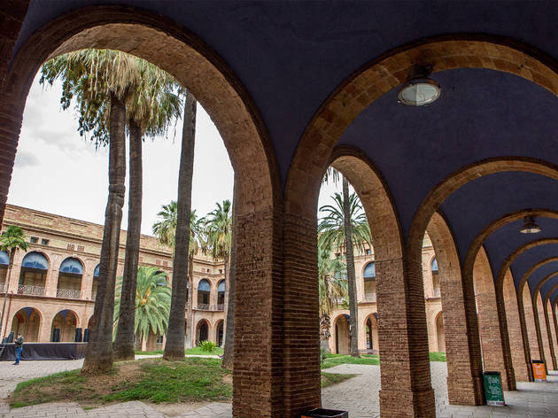Seu del Districte de Nou Barris, antic Institut Mental de la Santa Creu, al Parc Central de Nou Barris. Seu del Districte de Nou Barris, antic Institut Mental de la Santa Creu, al Parc Central de Nou Barris.