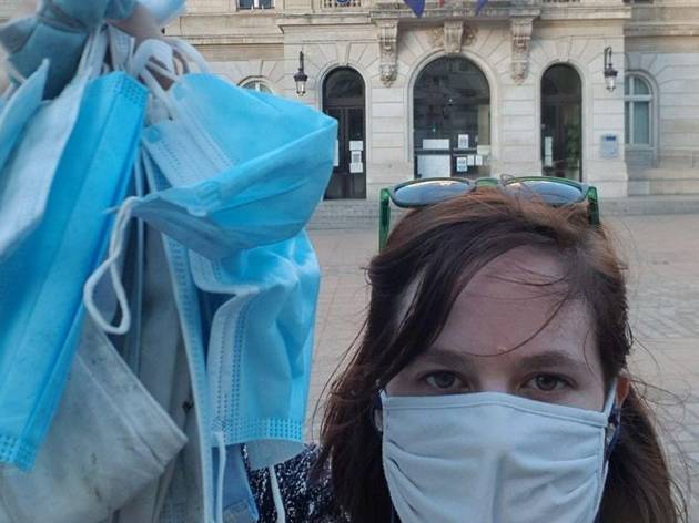 Bonne action : une Parisienne ramasse les masques jetés par terre ! Alix Dewatre