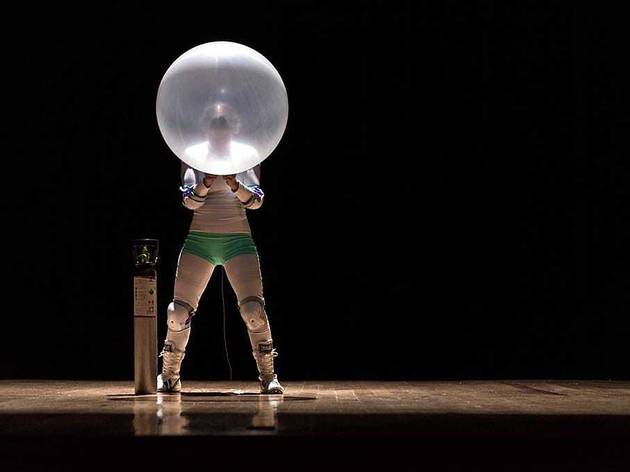 Hombruna, una obra de teatro sobre la Mataviejitas Hombruna en el Centro Cultural Helénico es una puesta en escena unipersonal que toma como base a Juana Berraza