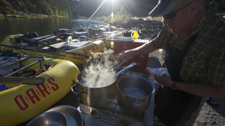 Rogue River, OR: Cook dinner on the rapids 