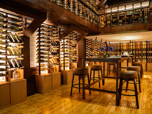 Wine Bar by Concours Mondial de Bruxelles Wine library en el Wine Bar by Concours Mondial de Bruxelles
