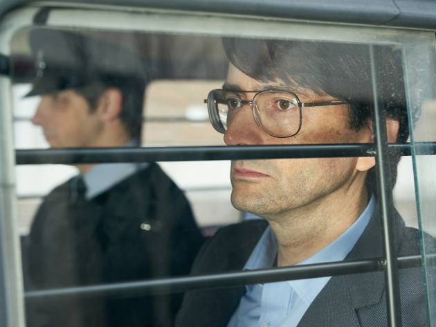 David Tenant, Des David Tenant wears glasses in the back of a care as infamous serial killer Dennis Nilsen in Des