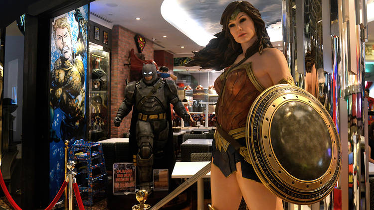 Tienda de superhéroes con la figura de Wonder Woman en primer plano