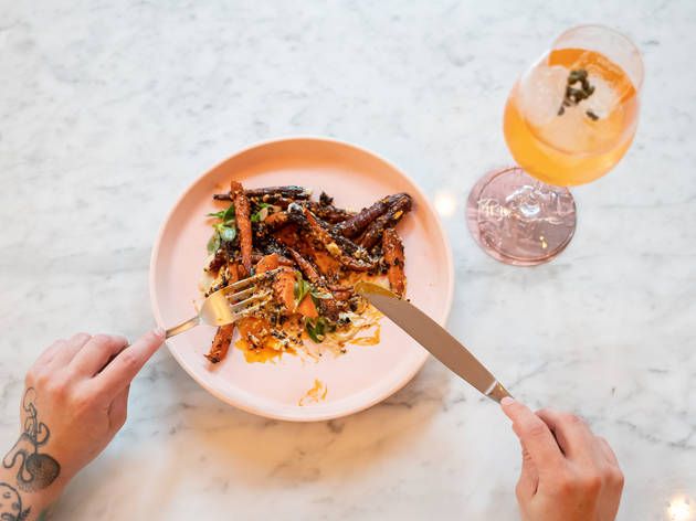 Pigeon Zanahorias rostizadas y Caper spritz en Pigeon