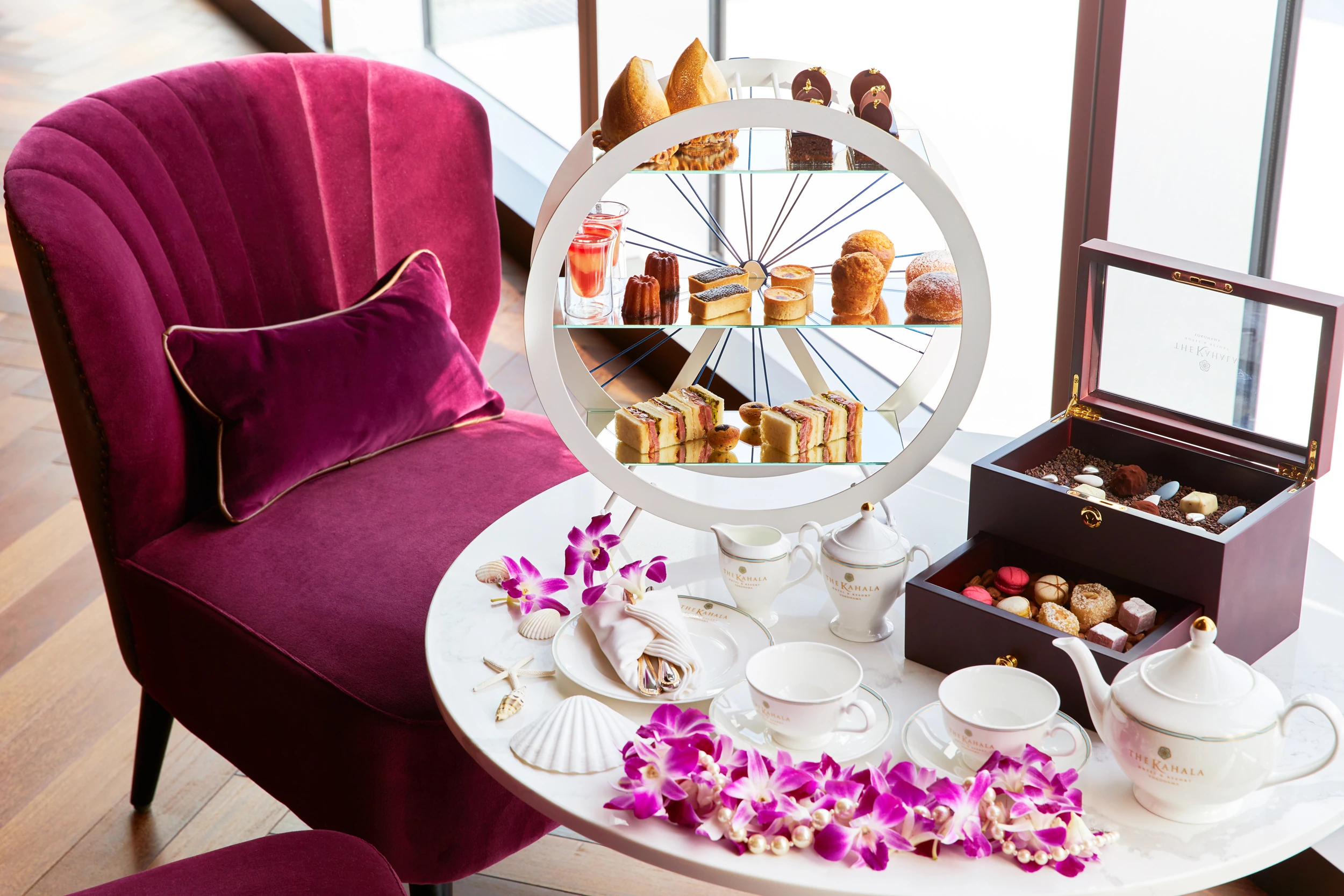 1日4組限定の『ザ・カハラ・アフタヌーンティー』（5,500円、サービス料別）で使われるハイティースタンドは、みなとみらい大観覧車をかたどるという徹底ぶりだ