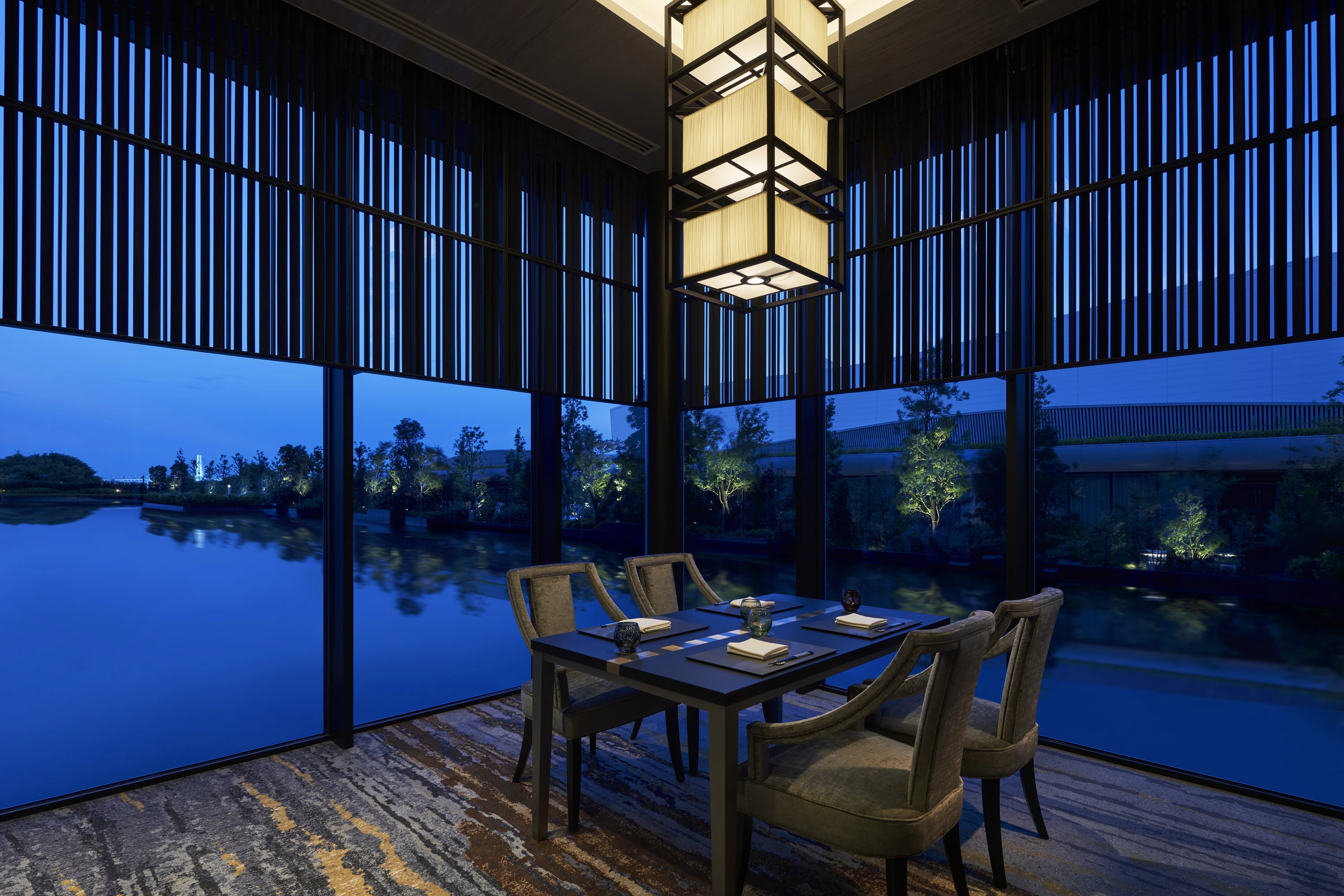 全てが個室の日本料理、濱（はま）では、神奈川県の日本酒蔵13の中から土地の魅力を反映した銘柄を厳選。ローカルの魅力を再発見できる