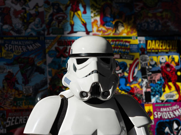 Convención de las galaxias en la CDMX Retrato de un stormtrooper con un fondo de comics