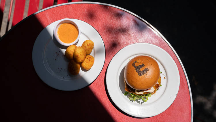 Burguers y croquetas en Mini Marsella 