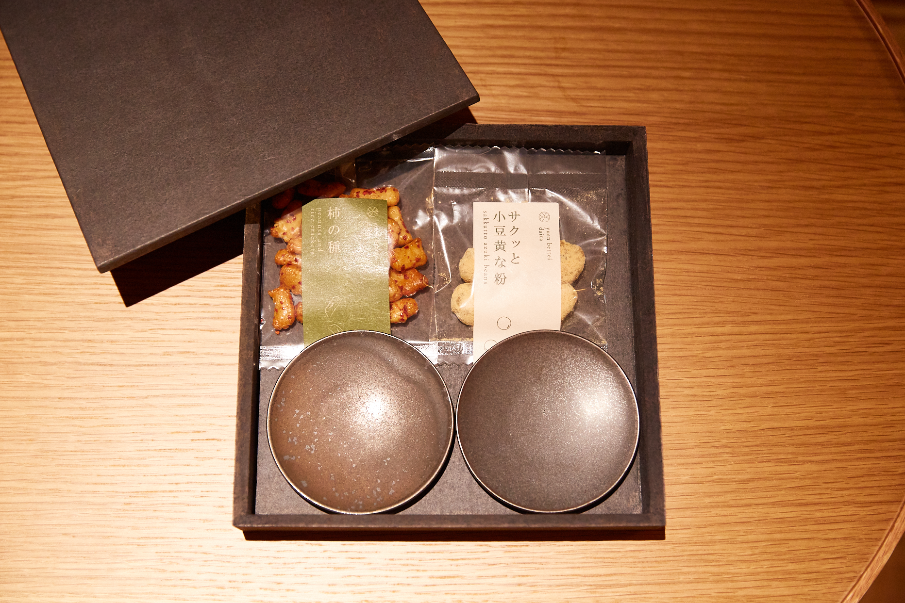 客室内に置かれる茶菓子は、地元のお菓子屋のものを採用。その外箱や受け皿には、和紙を用い、オリジナルだ