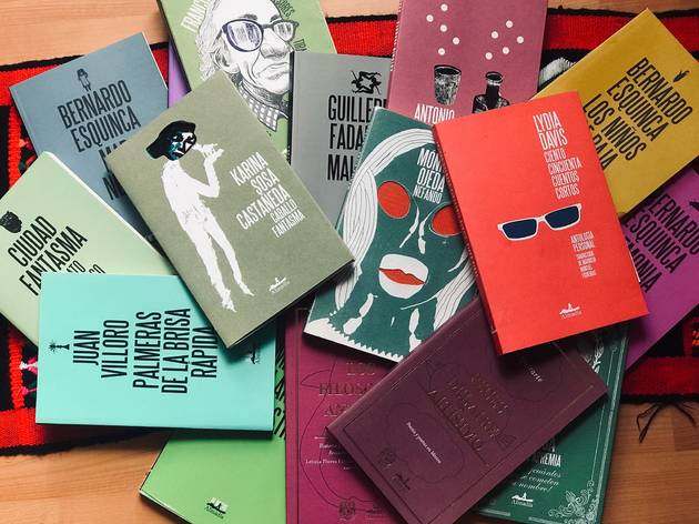 Libros de distintos colores y en desorden