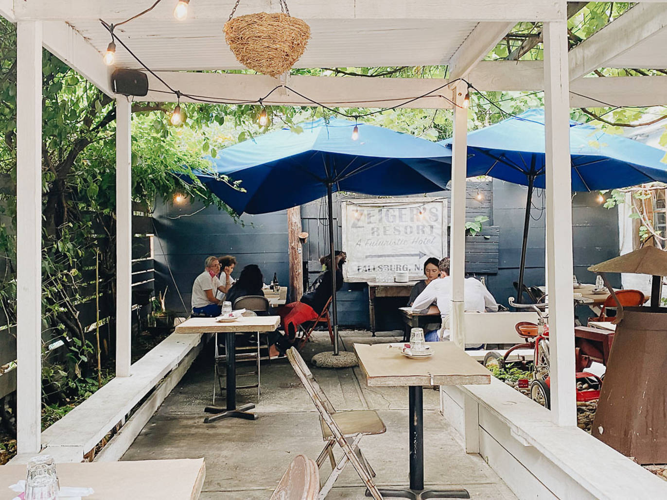 5 great outdoor dining spots in BedStuy