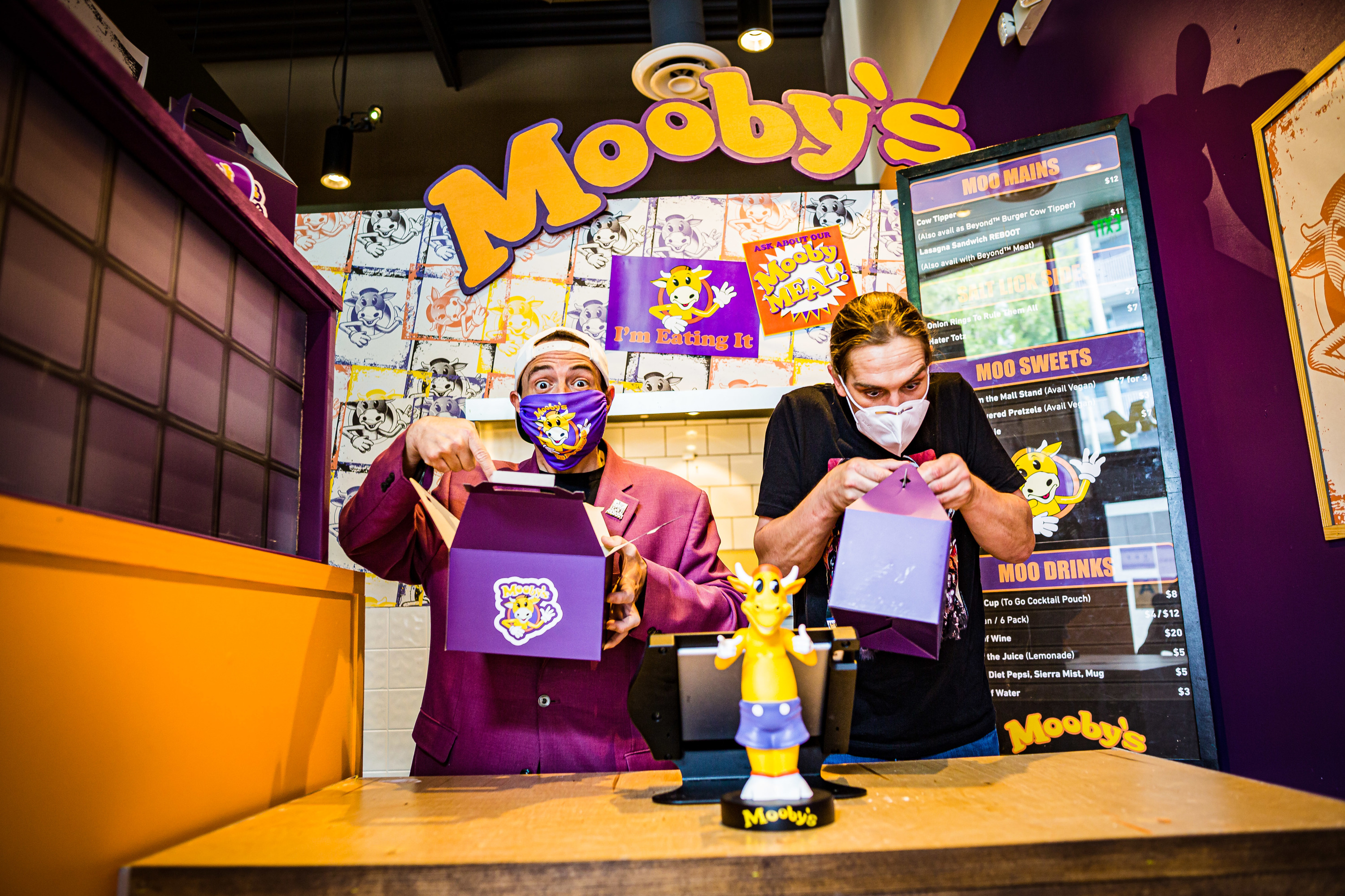 Kevin Smith is bringing his Mooby’s pop-up restaurant to Chicago