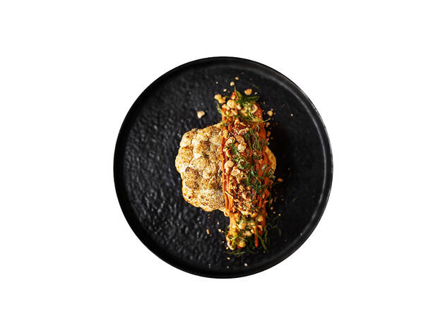 Sala de Corte – Couve-flor assada na brasa com romesco de amêndoa Restaurante, Sala de Corte, Couve-flor assada na brasa com romesco de amêndoa