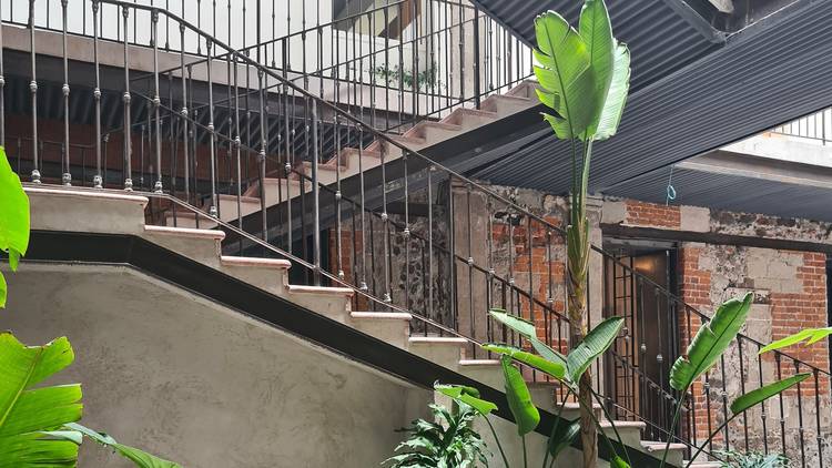 Escaleras al interior del hotel Círculo Mexicano en el centro de la CDMX