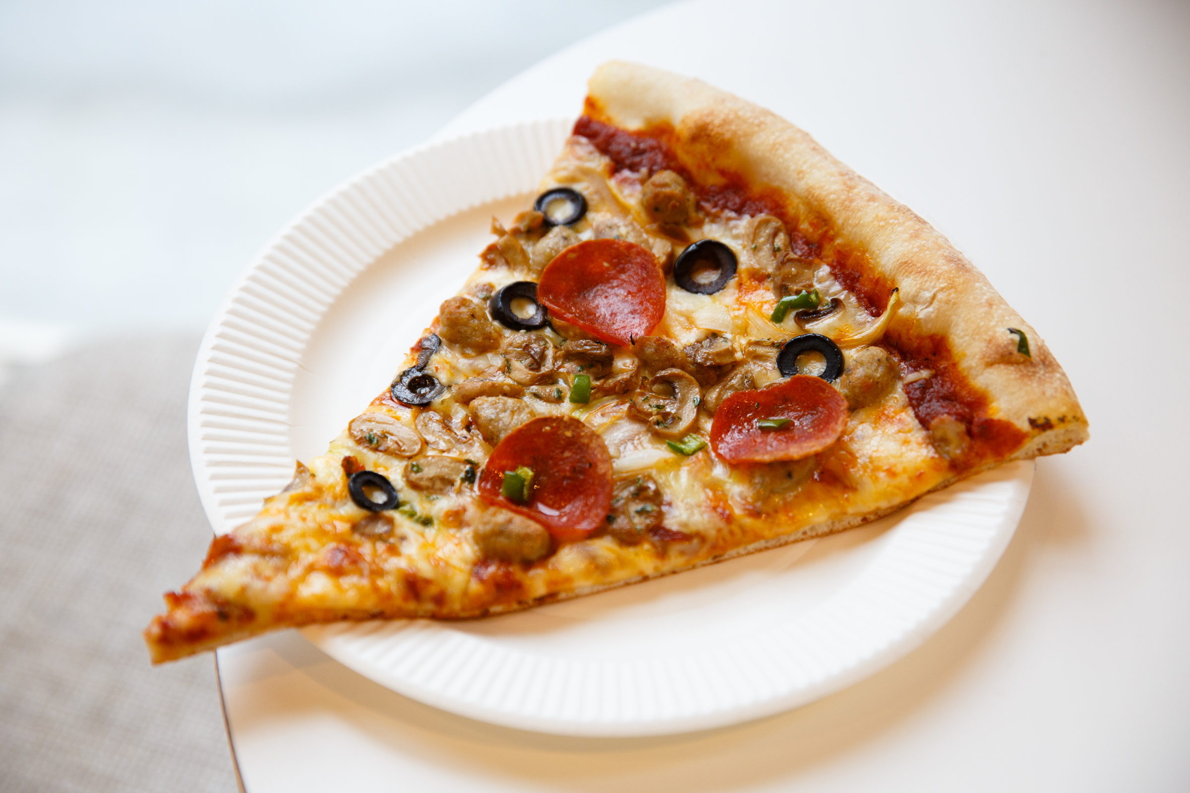 12月18日、ピザ スライスが300食限定でフリーピザを提供