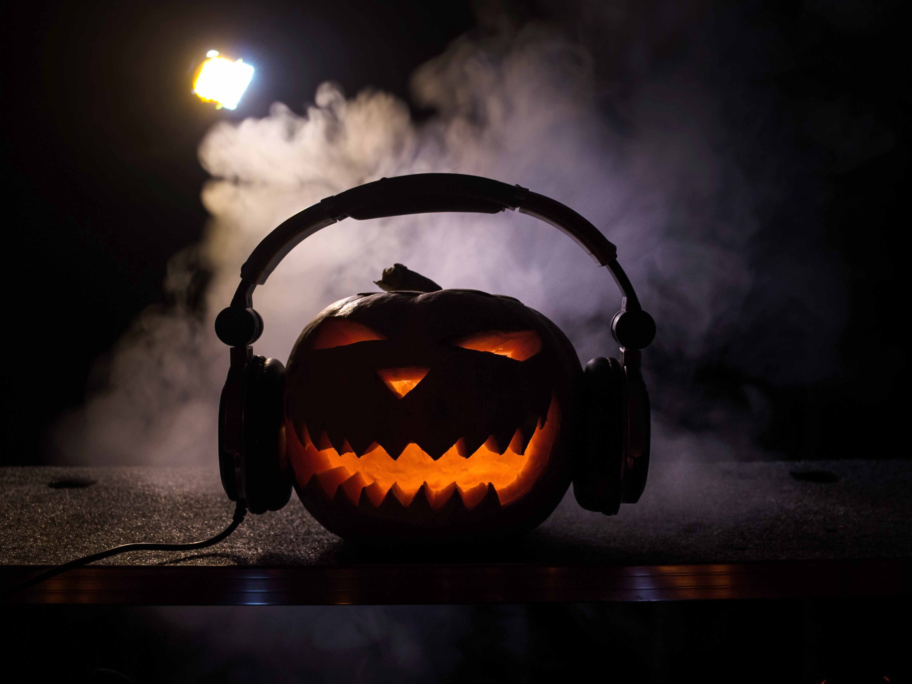 Треки на хэллоуин. Хелуинская музыка. Тыква с музыкой фото. Атрибуты хэллоуина. Тыква с наушниками.