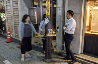 街灯がテラスに 上野 湯島にアフターコロナの立ち飲みスポットが誕生