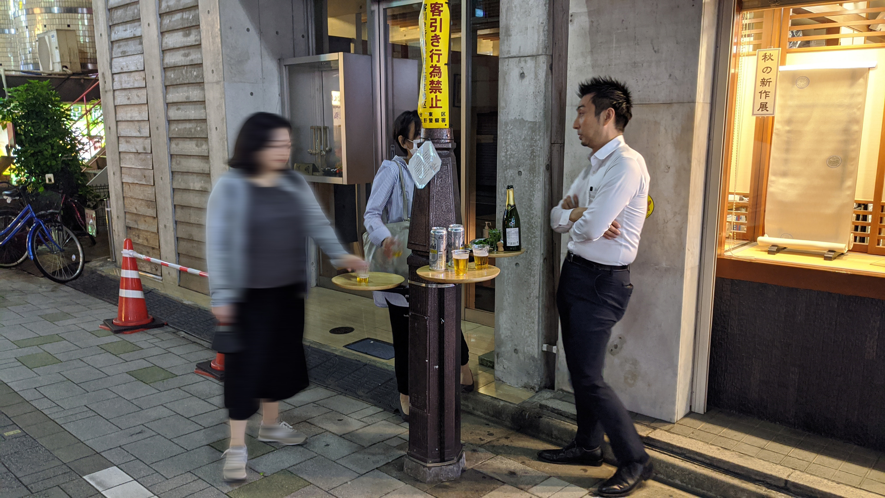 街灯がテラスに 上野 湯島にアフターコロナの立ち飲みスポットが誕生