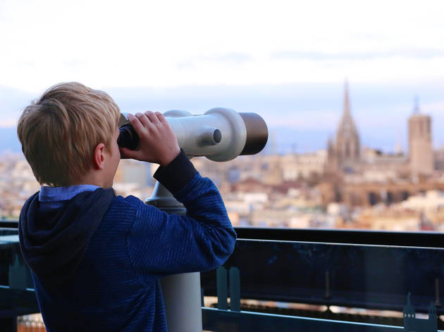 Niño observando barcelona