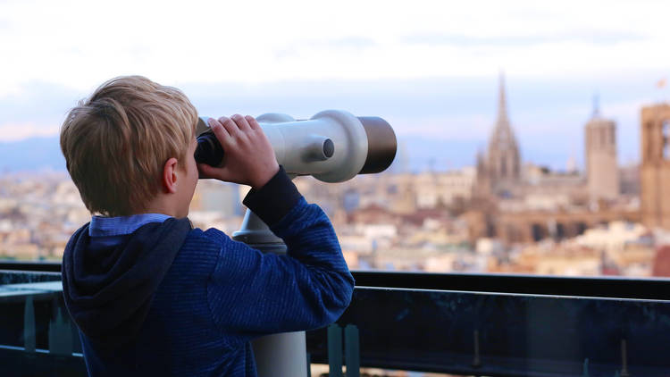 Niño observando barcelona