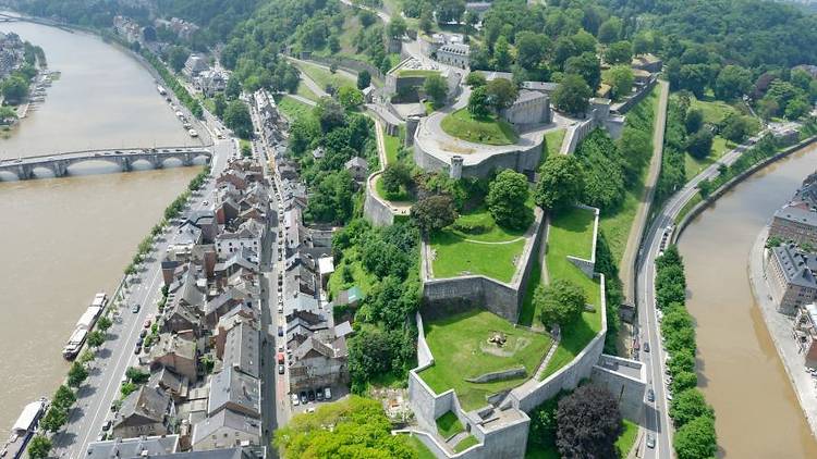 Grimper tout en haut de la citadelle avant de plonger six pieds sous terre