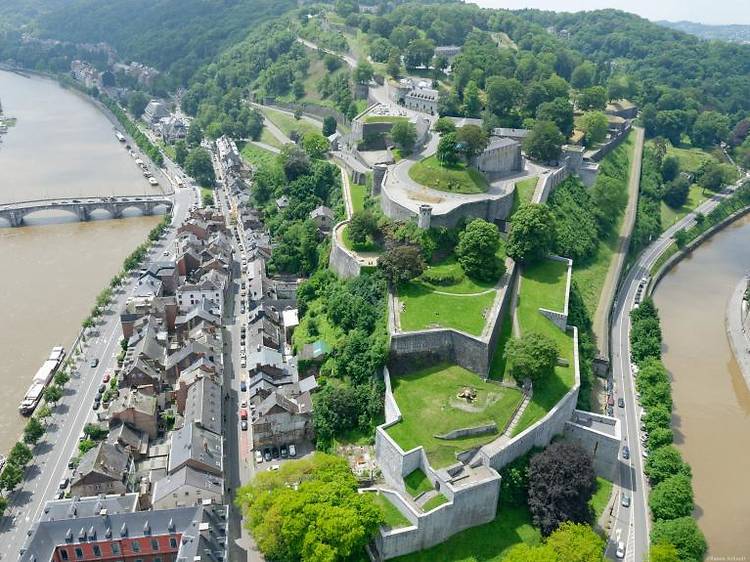 Grimper tout en haut de la citadelle avant de plonger six pieds sous terre